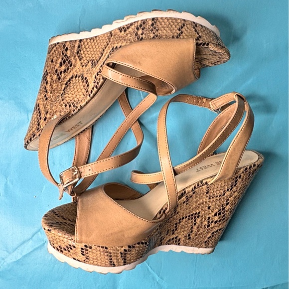 Nine West Tan Leather Snakeskin Wedge Sandals Size 7.5 - Picture 4 of 13